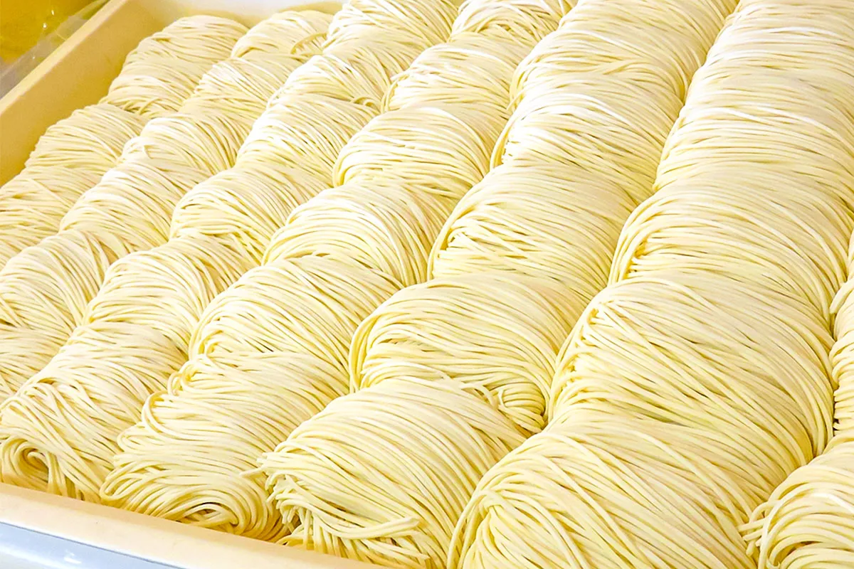 和食のような繊細さ
低加水の中細ストレート麺